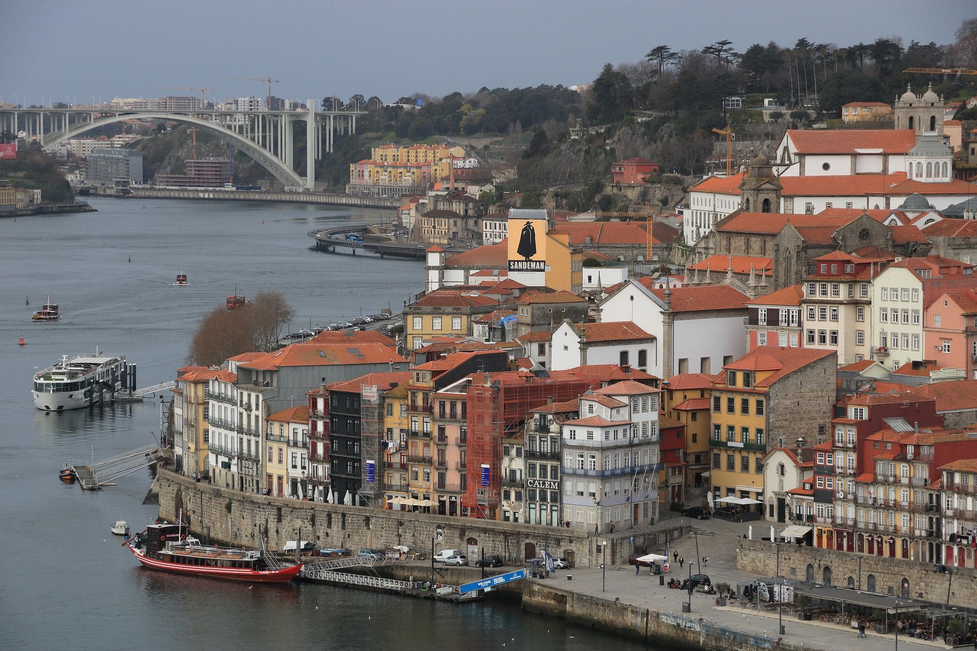 View from the Avenue in the center of the city of Porto, closer we have the equestrian statue of D. Pedro IV (1798-1834), one of the king of Portugal, at the top we have the City Hall Building.
